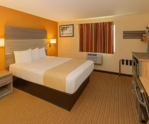 Photo 4 - Travelodge by Wyndham Muskegon