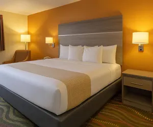 Photo 5 - Travelodge by Wyndham Muskegon