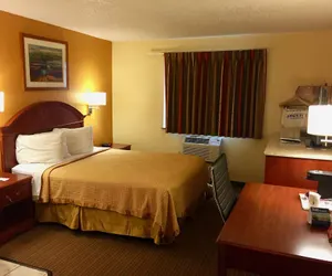 Photo 5 - Travelodge by Wyndham Muskegon