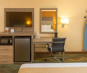 Photo 5 - Travelodge by Wyndham Muskegon