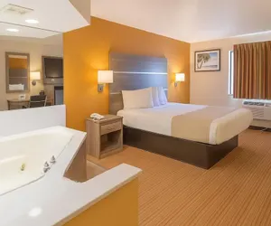 Photo 5 - Travelodge by Wyndham Muskegon