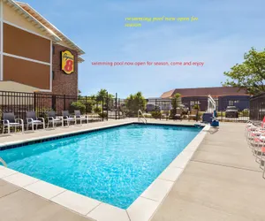 Photo 2 - Super 8 by Wyndham Lenexa Overland Park/Mall Area