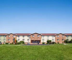 Photo 2 - Super 8 by Wyndham Lenexa Overland Park/Mall Area