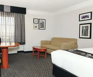 Photo 5 - La Quinta Inn & Suites by Wyndham Ontario Airport