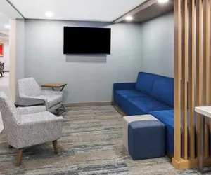 Photo 4 - Holiday Inn Express Cleveland Airport - Brookpark by IHG