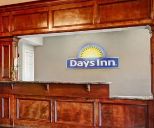 Photo 2 - Days Inn & Suites by Wyndham Houston North/Spring