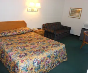 Photo 3 - Economy Inn