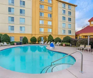 Photo 2 - La Quinta Inn & Suites by Wyndham Winston-Salem