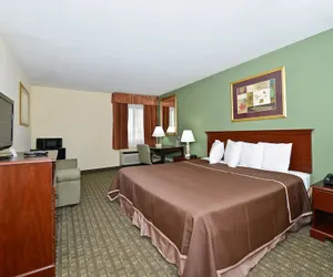 Photo 5 - Howard Johnson Hotel by Wyndham Newark Airport