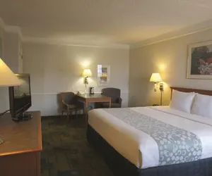 Photo 2 - Super 8 by Wyndham Austin South / I-35