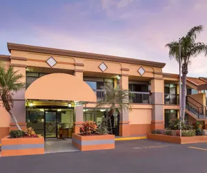 Photo 2 - Travelodge by Wyndham Fort Myers North