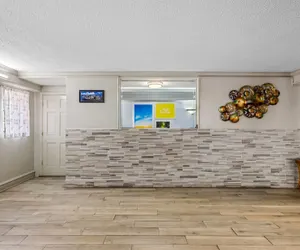 Photo 4 - Days Inn by Wyndham Birmingham/West