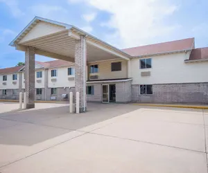 Photo 2 - Days Inn by Wyndham Evansdale Waterloo