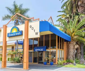 Photo 2 - Days Inn by Wyndham Los Angeles LAX/VeniceBch/Marina DelRay