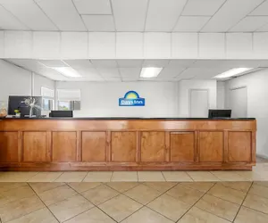 Photo 5 - Days Inn by Wyndham Huntington
