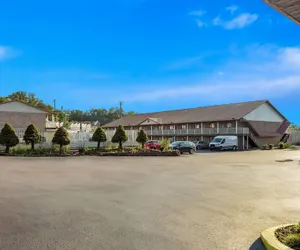 Photo 2 - Days Inn by Wyndham Huntington