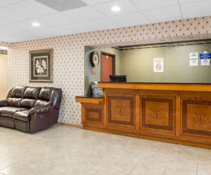 Photo 2 - Days Inn by Wyndham Sullivan