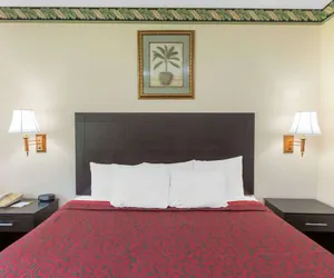 Photo 4 - Days Inn by Wyndham Sullivan
