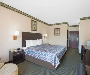 Photo 3 - Days Inn by Wyndham Sullivan