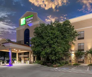 Photo 2 - Holiday Inn Express Arlington, an IHG Hotel