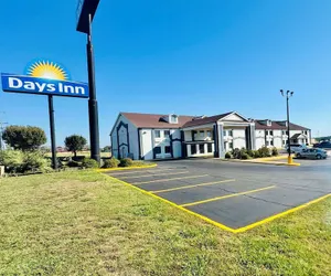 Photo 2 - Days Inn by Wyndham Shawnee