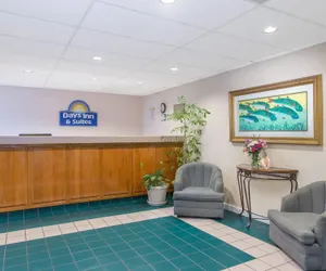Photo 2 - Days Inn & Suites by Wyndham Navarre - near Beaches/Hurlburt