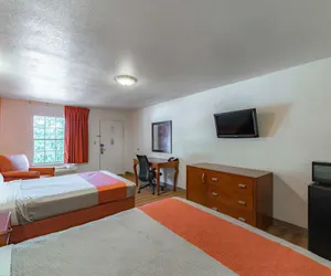 Photo 4 - Giddings Executive Inn