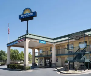 Photo 2 - Days Inn by Wyndham Macon I-475