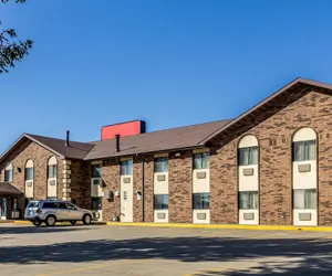 Photo 2 - Econo Lodge North