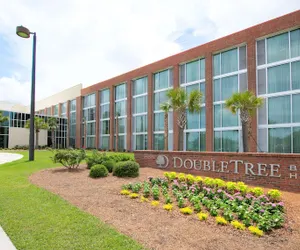 Photo 2 - DoubleTree by Hilton Hotel & Suites Charleston Airport