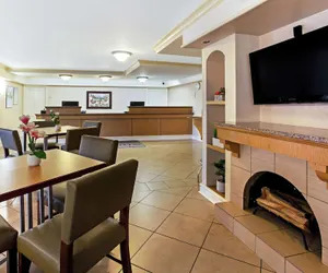 Photo 4 - La Quinta Inn by Wyndham College Station