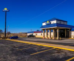 Photo 2 - Days Inn by Wyndham Clinton