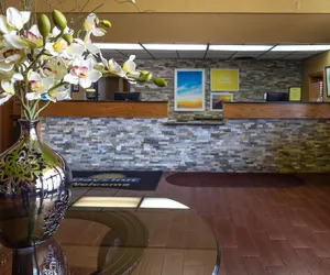 Photo 3 - Days Inn by Wyndham Clinton