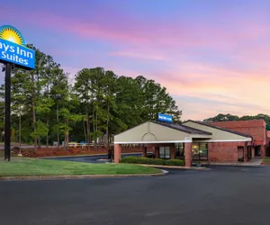 Photo 2 - Days Inn & Suites by Wyndham Rocky Mount Golden East