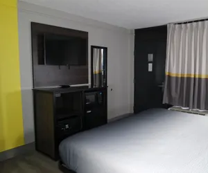 Photo 3 - Super 8 by Wyndham Savannah