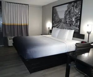 Photo 4 - Super 8 by Wyndham Savannah