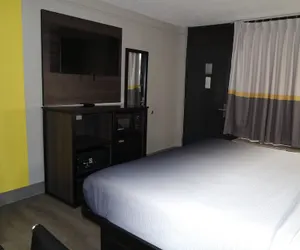 Photo 5 - Super 8 by Wyndham Savannah