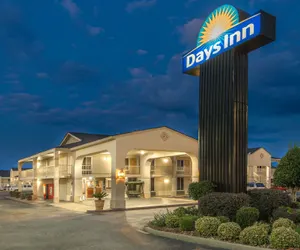 Photo 2 - Days Inn by Wyndham Shorter