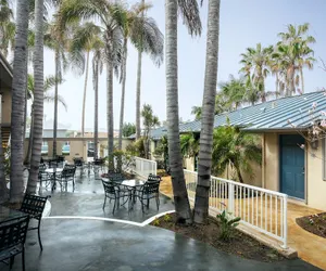 Photo 2 - PB Surf Beachside Inn