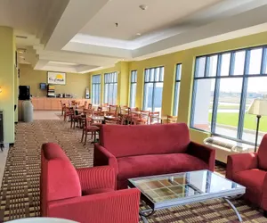 Photo 4 - Days Inn by Wyndham Windsor Locks / Bradley Intl Airport