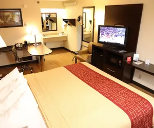 Photo 4 - Red Roof Inn Cincinnati Northeast - Blue Ash