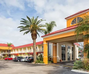 Photo 2 - Days Inn & Suites by Wyndham Port Richey