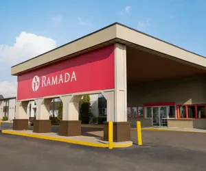 Photo 2 - Ramada by Wyndham Bismarck