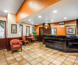 Photo 4 - Econo Lodge Downtown