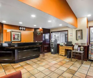 Photo 5 - Econo Lodge Downtown