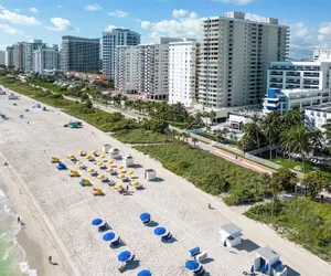 Photo 2 - Hilton Cabana Miami Beach Resort