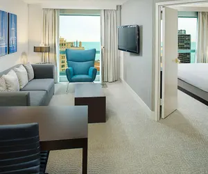 Photo 2 - Hilton Chicago/Magnificent Mile Suites