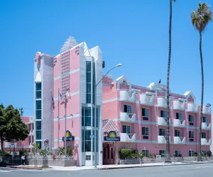 Photo 2 - Days Inn by Wyndham Santa Monica