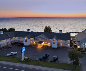 Photo 2 - Baymont by Wyndham St. Ignace Lakefront