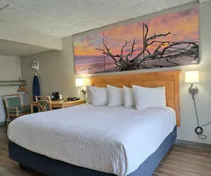 Photo 4 - Days Inn & Suites by Wyndham Jekyll Island
